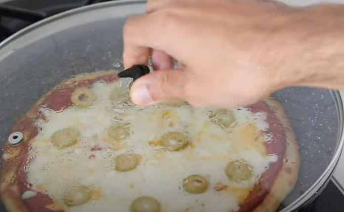 How to Cook a Pizza Without a Pan